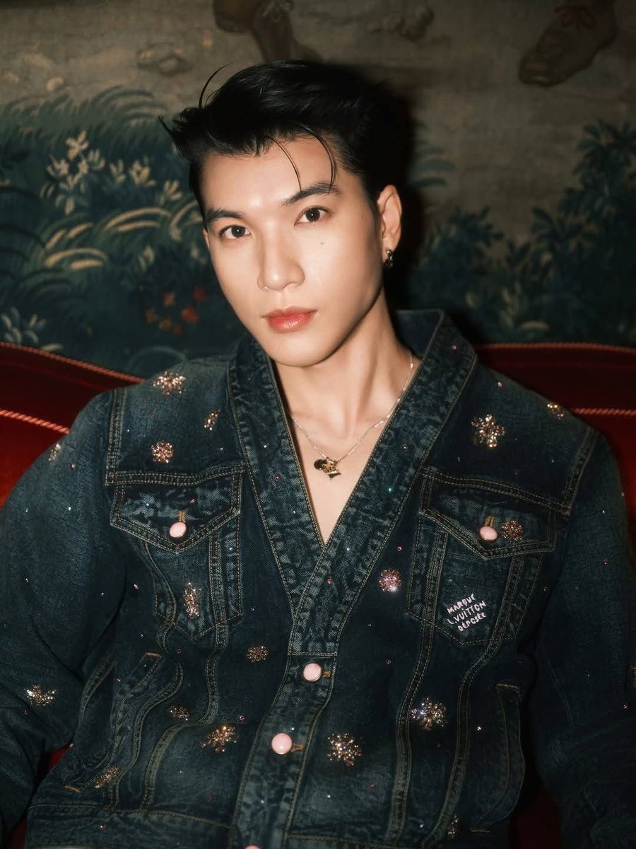 Meohth's tweet photo. That back, that face, that figure, when HIEUTHUHAI wears both delicate and luxurious designs of @Louisvuitton, it is a masterpiece that makes people fall in love

#HIEUTHUHAIxLVMenSS26
HIEUTHUHAI in Paris for LVMenSS6 https://t.co/deEzKNO27k