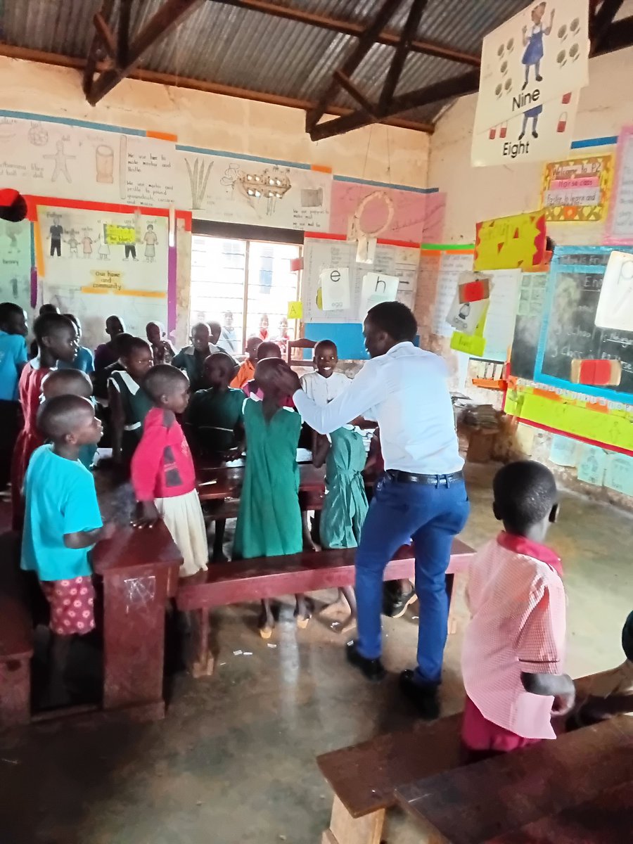 We've partnered with 2 local schools, reaching 100+ learners through our #YACRAP project! 🌿📚 Promoting climate-resilient solutions to food insecurity + distributing scholastic materials. Building brighter futures with #SkyInitiative 💪🌍 skyinitiative.org