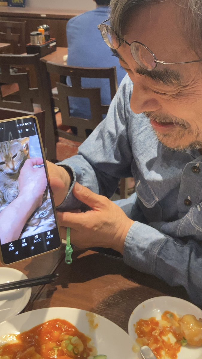 onobebe's tweet image. 急遽、益岡さんと下北沢の中華料理屋へ。
その後、昔よく行ったというビリヤード場へ。
初心者の僕にも手加減しない。
よく飲み、よく食べ、よく遊ぶ益岡さん。
そしてやっぱりデカい。
歩いている姿を見ていると進撃の巨人を思い出す。
『進撃のMASUOKAさんin下北沢』
なのです。
#反乱のコラージュ