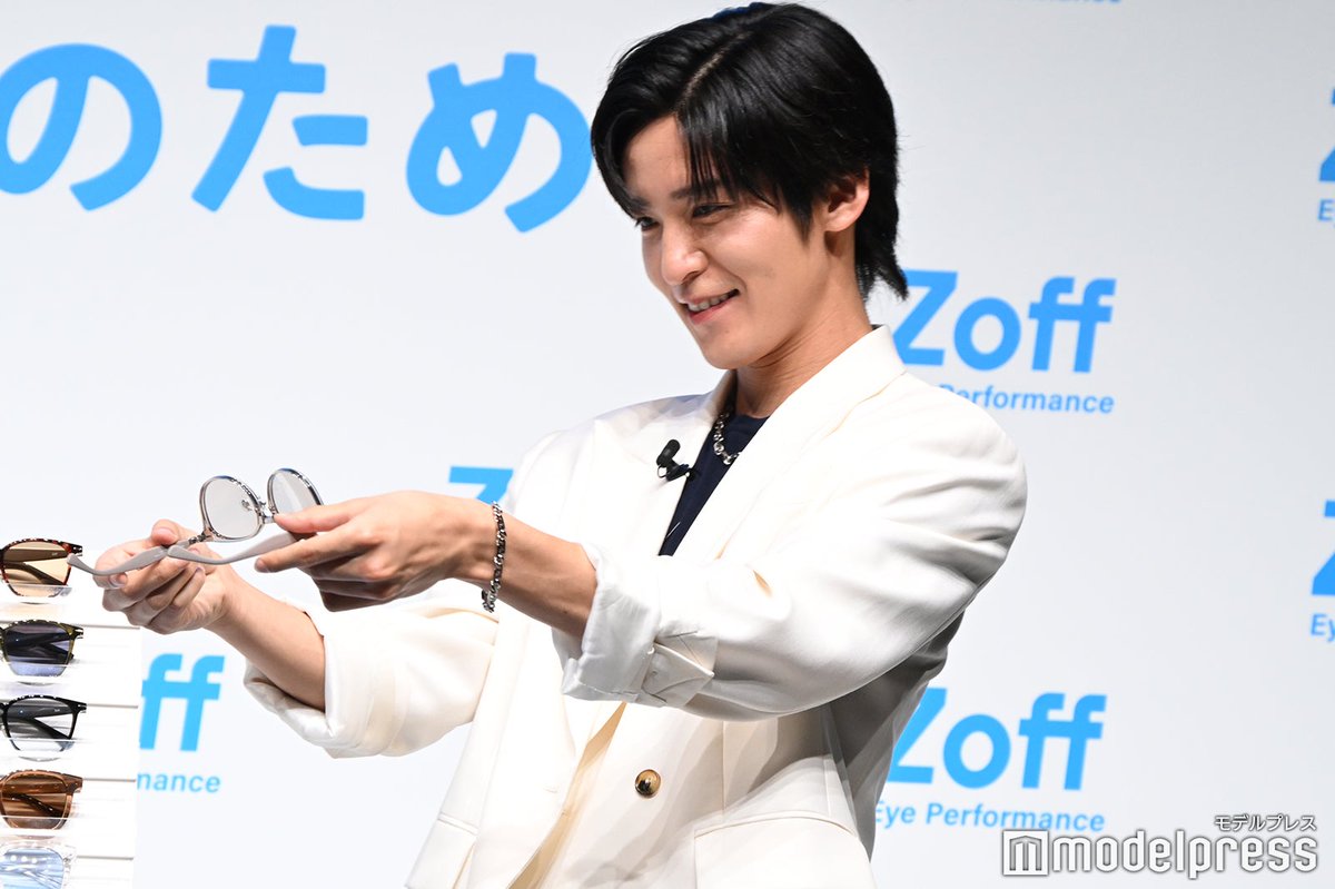 Snow Man目黒蓮、雰囲気一変コーデで登場👖 サングラス選びに夢中