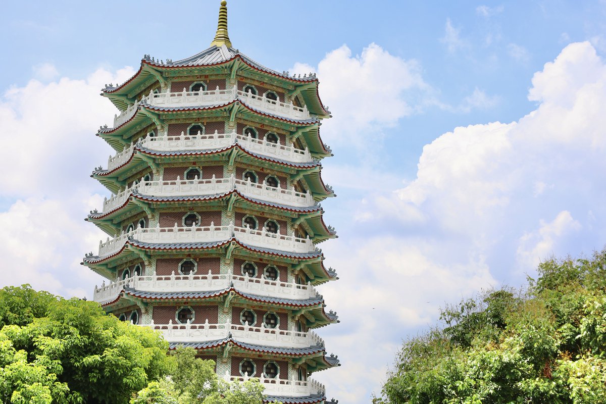 TaiwanHoy's tweet photo. En #Guanziling, en el sector de Baihe, en la sureña ciudad de #Tainan, se encuentra el templo Daxian, un antiguo monumento que fusiona la espiritualidad taiwanesa con el estilo zen japonés, resaltando con su aura mística entre las montañas.
📸Área Paisajística Nacional Siraya https://t.co/q6HWZuEkqQ