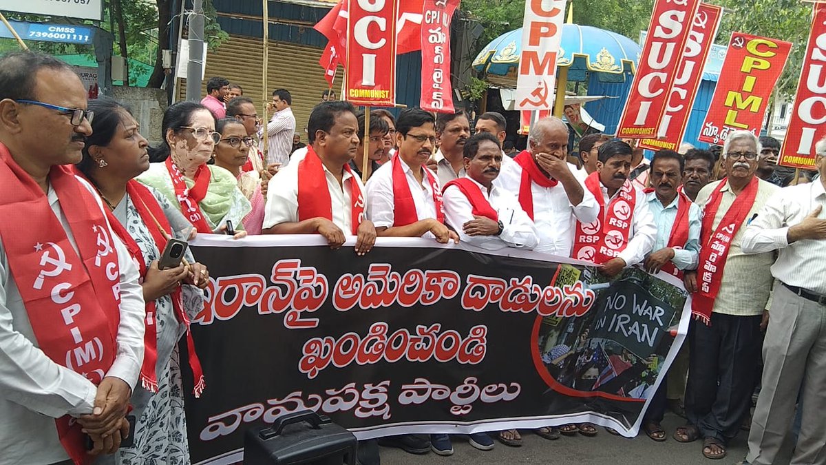 cpim_hyd's tweet photo. ఇరాన్ పై అమెరికా దాడిని నిరసిస్తూ వామపక్ష పార్టీల ఆధ్వర్యంలో YMCA వద్ద నిరసన ...ఈ కార్యక్రమంలో సిపిఐ రాష్ట్ర కార్యదర్శి ఎమ్మెల్యే కూనంనేని సాంబశివరావు, సిపిఎం రాష్ట్ర కార్యదర్శి జాన్ వెస్లీ, సాదినేని వెంకటేశ్వర్లు, హన్మష్... #trump #Iran #israil @cpimtelangana @cpimspeak #cpimhyd https://t.co/dZ7RVdyuzy