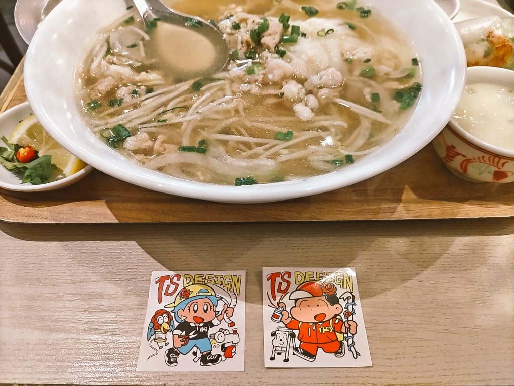 hell_tanaka's tweet photo. 仕事前ミッション②は、半崎リノさん@rinotakayukiのコラボシール1番乗り✨️限定100枚らしいのです!ミシン犬やボビン鳥可愛い。
#東急メンズ東京 #TSDESIGN https://t.co/LWDhDjQS45