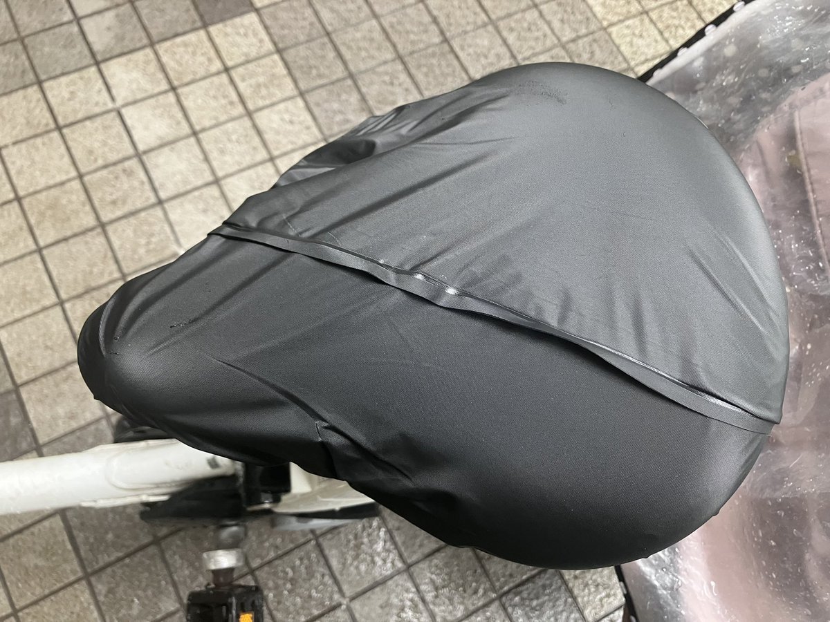 Sunao05mar's tweet photo. 以前使っていためくるタイプのサドルカバーが新装再販され始めたので使用再開してみました。

これ裏の写真見本のように装着するとわりとすぐにサドル先端から裂けてきやすいのよね。

ふと考えて斜めにして二枚重ねの方を先端に被せたらいい感じ✨

どれくらい保つかなー？ https://t.co/YnzR5fXcv6