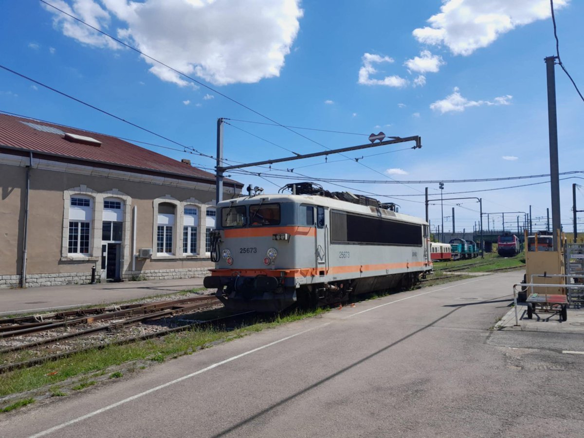 Nouvelle séance ce 24 juin. 

Objectif : la mécanique de la loc. 
visite de contrôle des différents points.

Un état des lieux des travaux à engager dans ce domaine. 

L’occasion aussi de tester l’isolement des moteurs et de finir les marquages.