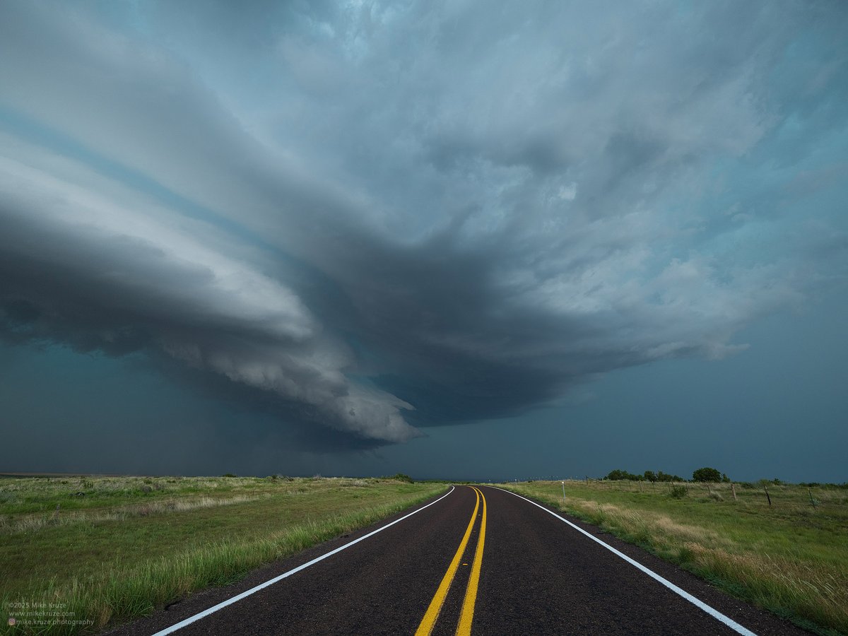 Mikeroburst's tweet image. Photos from a large HP supercell moved over the eastern TX panhandle on 6/8/2025. Besides the great structure, it put out the most visible CGs that I've seen from a supercell in a long time. #txwx