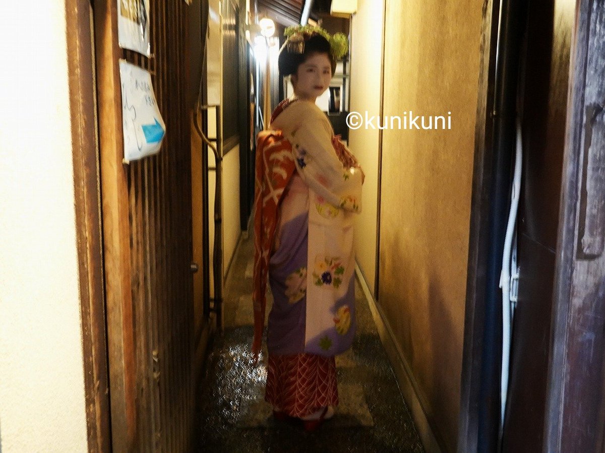 kuni_official's tweet photo. 見送りを兼ねて #叶鈴 ちゃん とお散歩。
帰り道は、祇󠄀園らしい雰囲気で #撮影スポット として人気があるのですが、#迷惑カメラマン(カメ爺)や #外国人観光客 に盗撮される鬼門。
なので、5人で #NOPHOTO と言いながら #ボディガード
#京都 #祇園 #祇園東 #舞妓 #花街 #着物 #Kyoto #散歩 https://t.co/30dNLxfI2w