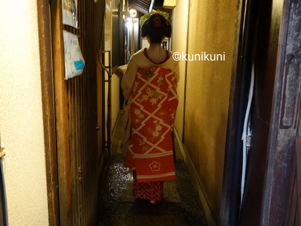 kuni_official's tweet photo. 見送りを兼ねて #叶鈴 ちゃん とお散歩。
帰り道は、祇󠄀園らしい雰囲気で #撮影スポット として人気があるのですが、#迷惑カメラマン(カメ爺)や #外国人観光客 に盗撮される鬼門。
なので、5人で #NOPHOTO と言いながら #ボディガード
#京都 #祇園 #祇園東 #舞妓 #花街 #着物 #Kyoto #散歩 https://t.co/30dNLxfI2w