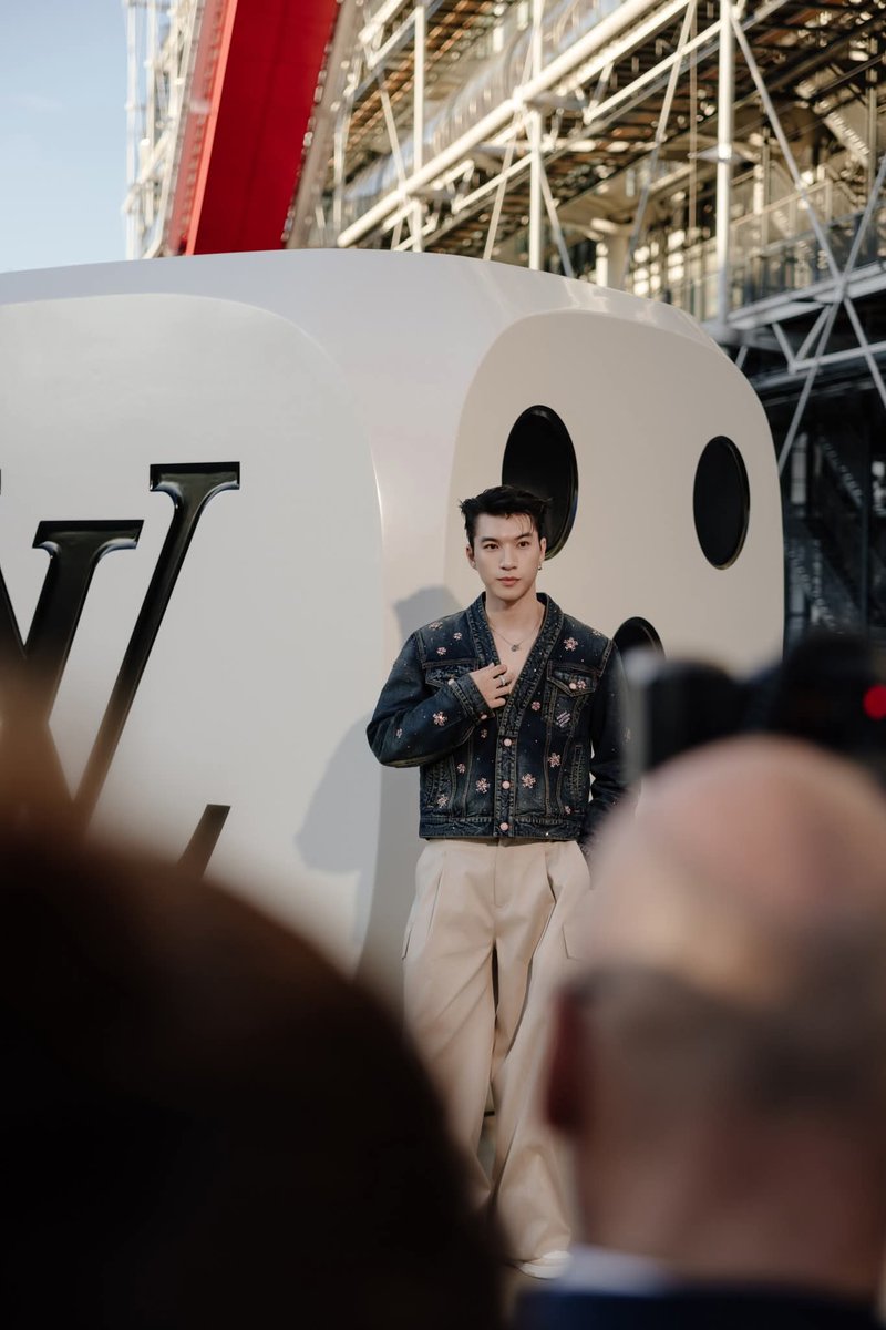 KZee2321's tweet photo. A great person always attracts great things.❤️
@louisvuitton
HIEUTHUHAI in Paris for LVMenSS26
#HIEUTHUHAIxLVMenSS26 https://t.co/j6fZ6Fkwgk