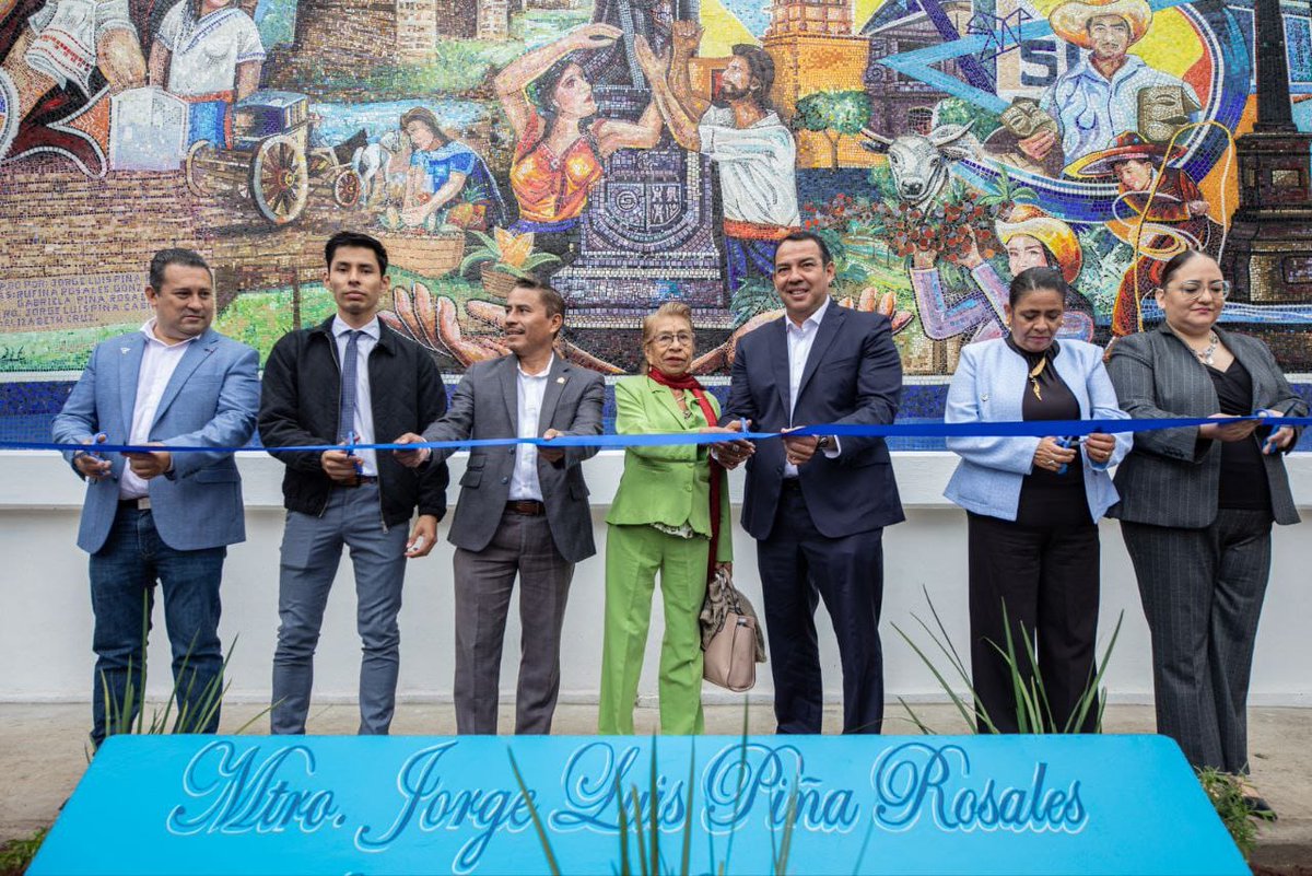 AlertaQro's tweet photo. 🎀✂️ Inauguran #mural “San Juan, Historia y Tradición” 🥳 #SanJuandelRío
📜✍️ El presidente municipal sanjuanense, #RobertoCabrera refirió que el mural retrata la historia del municipio, desde su fundación, hasta la actualidad.
Aquí más detalles ⤵️
https://t.co/Tp4VJXheqD https://t.co/rOWhiu1uSV