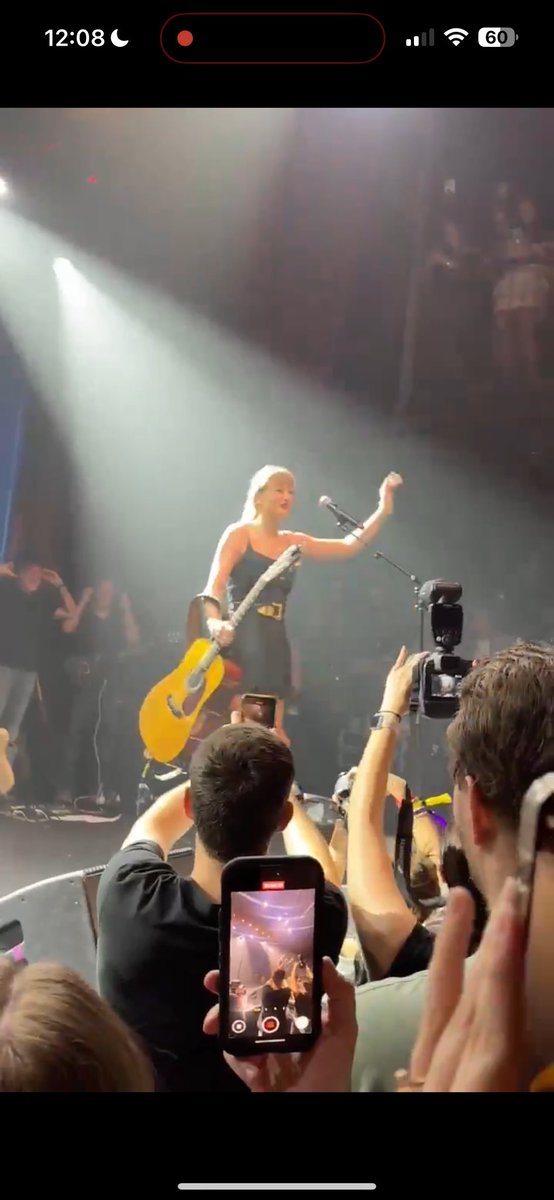 whoistayvis's tweet photo. 366 days ago… HE’S ON STAGE
Today… SHE’S ON STAGE https://t.co/18K68ecbp2