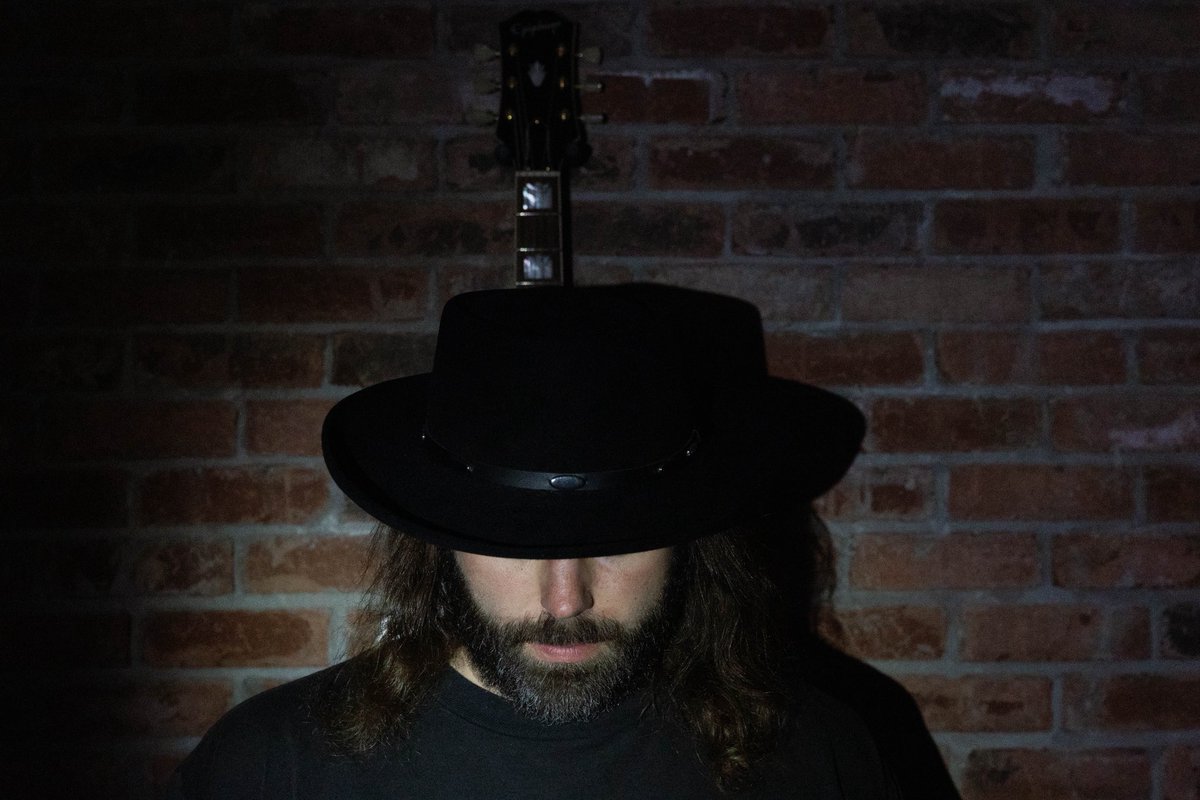 CJSolar's tweet image. The July moon is just a big spotlight…  it’s officially summer and “10,000 Lighters” is out now!!! 

📸 @amandaleisephoto @bluebirdbrandingco