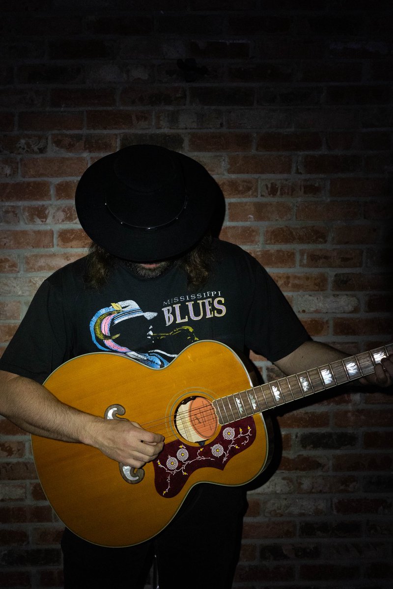 CJSolar's tweet image. The July moon is just a big spotlight…  it’s officially summer and “10,000 Lighters” is out now!!! 

📸 @amandaleisephoto @bluebirdbrandingco