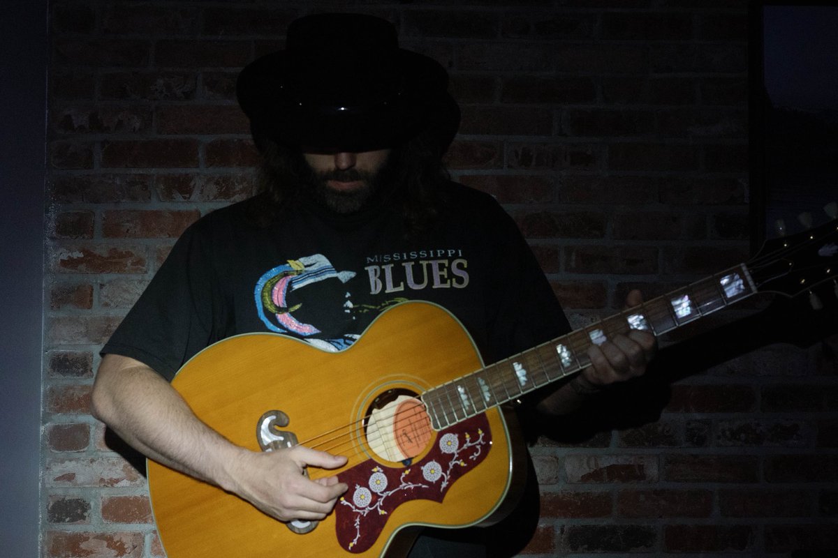 CJSolar's tweet image. The July moon is just a big spotlight…  it’s officially summer and “10,000 Lighters” is out now!!! 

📸 @amandaleisephoto @bluebirdbrandingco