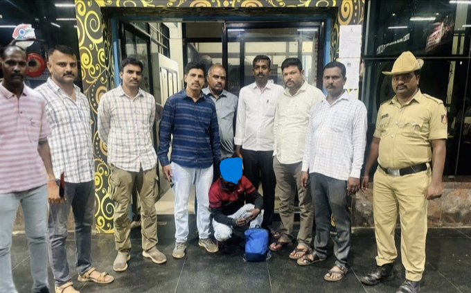 #YatriSuraksha: RPF/Gadag CIB &amp; ToPB team/UBL apprehended 01 suspected ToPB offender with full recovery of ToPB at Gadag Railway station. Further, the said person was handed over to the GRP/Gadag.
<a href="/RPF_INDIA/">RPF INDIA</a>