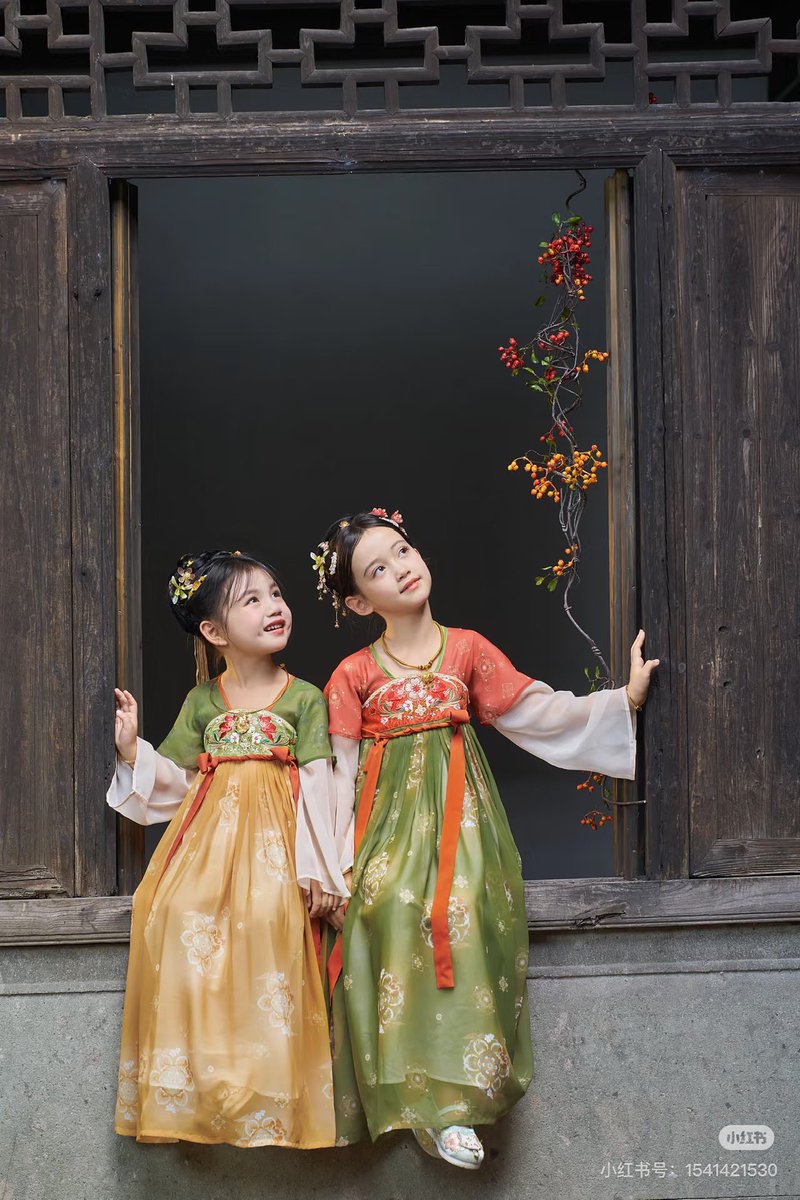 The “Tuanhua” motif is composed of circular or elliptical curves, with its defining feature being the rounded structure that symbolises the beauty of completeness and infinity, reflecting deeply rooted values of harmony in traditional #Chineseculture. (via qingfuguofeng)