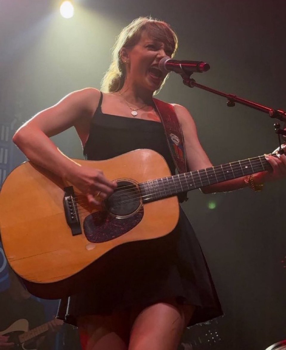 SwiftNewsDept's tweet photo. @taylorswift13 on stage at TEU singing Shake It Off! https://t.co/PEkkFYim01