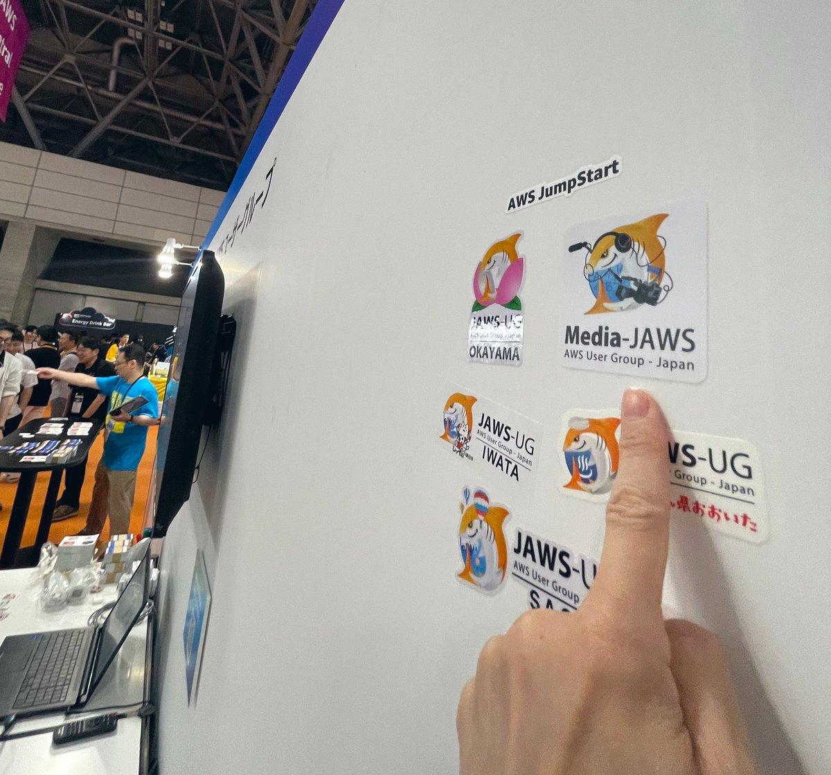 doji70's tweet photo. AWS Summit始まりましたね。
コミュニティブースにMedia-JAWSステッカー貼りました！ #mediajaws #AWSSummit https://t.co/zTrxLmuvTO