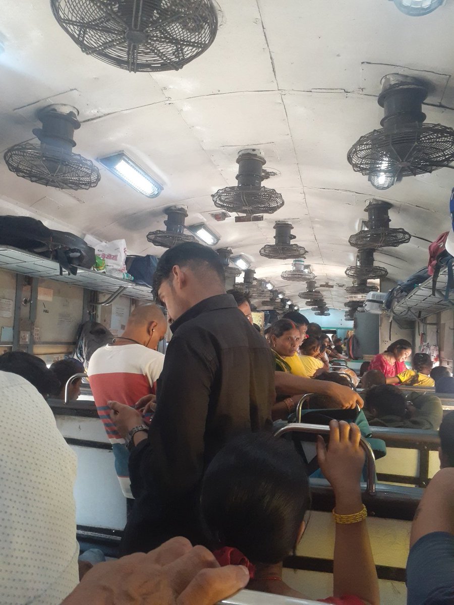 पूर्णया से हटिया जाने वाली रेलगाड़ी मै बहुत भीड है रेलगाडी नं 18625 कोच नं डी 1 है जो रिजर्वेशन बोगी है कृपा टिकट जाँच कर भीड को खाली करे <a href="/IRCTCofficial/">IRCTC</a> <a href="/irctc_app/">Indian Railway IRCTC</a> 🙏🙏