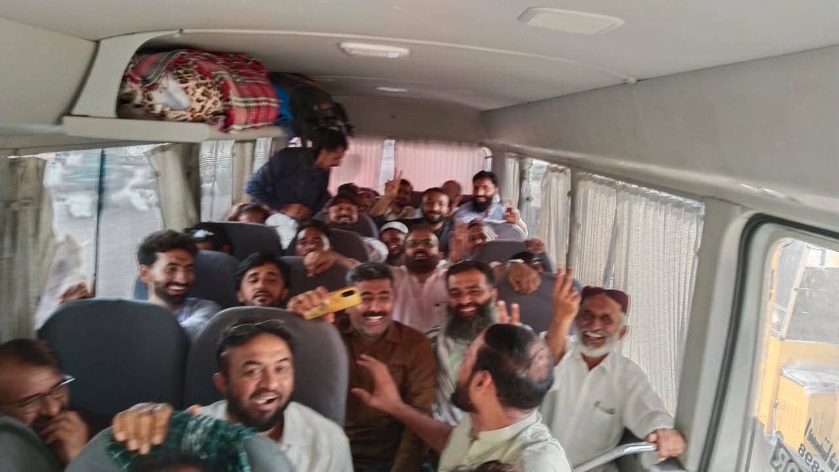 raaj_malik7's tweet photo. سلام ان اساتذہ کو جو علم دینے کے بعد اب
حق مانگنے کے لیے
سڑکوں پر کھڑے ہیں۔
اللہ ان کی حفاظت فرمائے۔
#EqualPayForPunjab https://t.co/CEtlR5UPdx