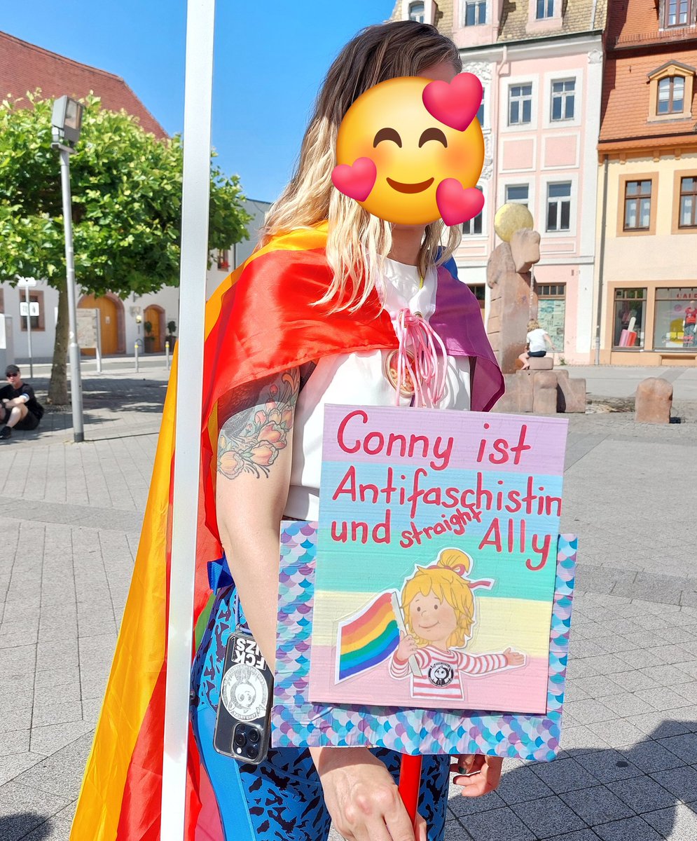 Guten Morgen alle ☕️☕️☀️

Ich wünsche euch einen erfolgreichen Tag ❤️❤️

Heute eine kleine schöne Erinnerung vom Wochenende beim CSD in Borna:

"Conny ist Antifaschistin und straight Ally" ✊️🌈

#HappyPrideMonth