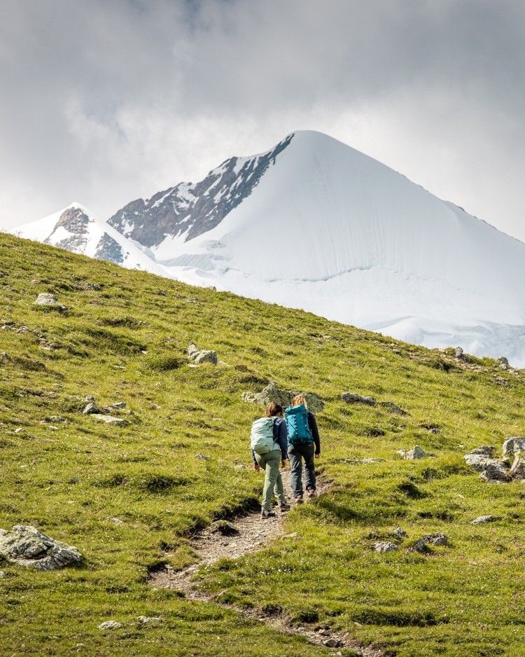 The Eiger Trail takes you right beneath the north face⛰️ bit.ly/EigerTrail24
2 hours | 6 km | Moderate 🥾
🚡  Start with the Eiger Express
👀 Hike beneath the towering cliffs of the Eiger
🍽️ Grab a snack at Alpiglen
🚆 Take the train to Grindelwald

📷 instagram.com/davidbirri/