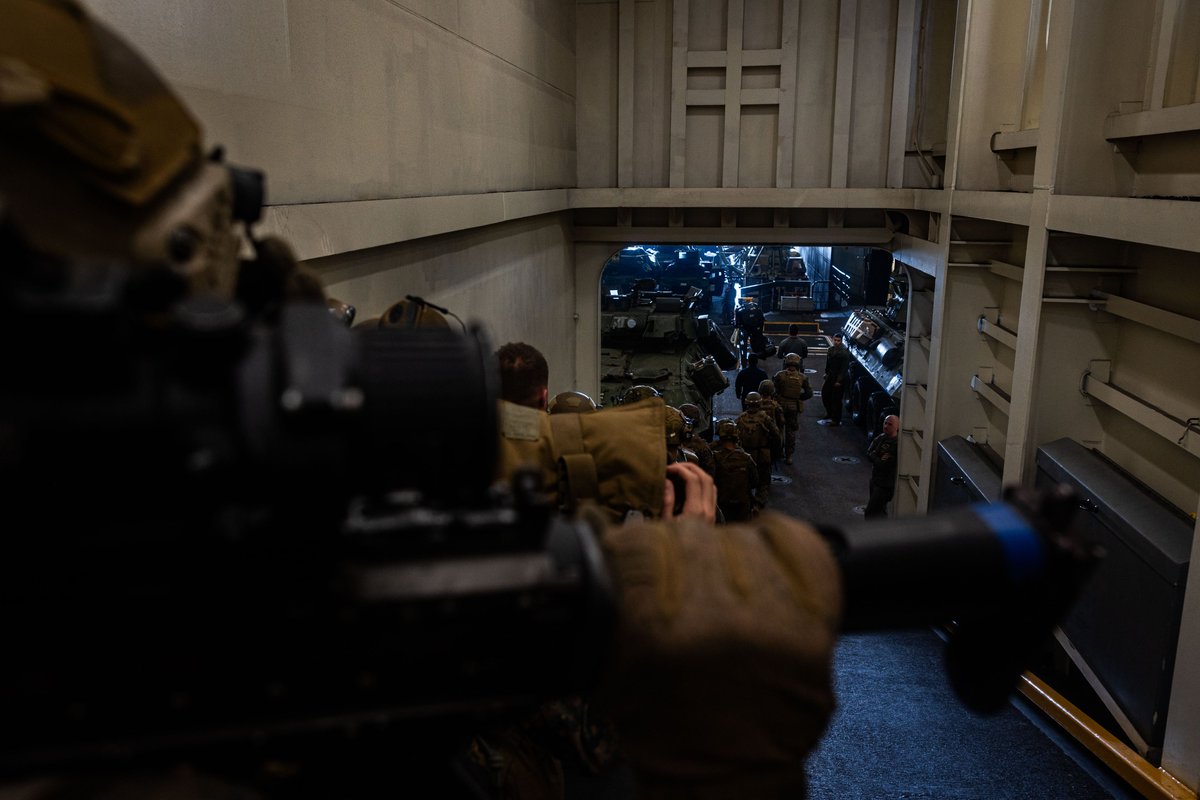 mcipac_jp's tweet image. 6月11日、USSサンディエゴ(LPD22)艦上で海兵隊第31海兵遠征部隊が上陸用舟艇エアクッションに乗り込み、出航訓練を実施しました。これは同部隊と海軍部隊との連携を深め、スムーズにミッションを遂行するために不可欠です。