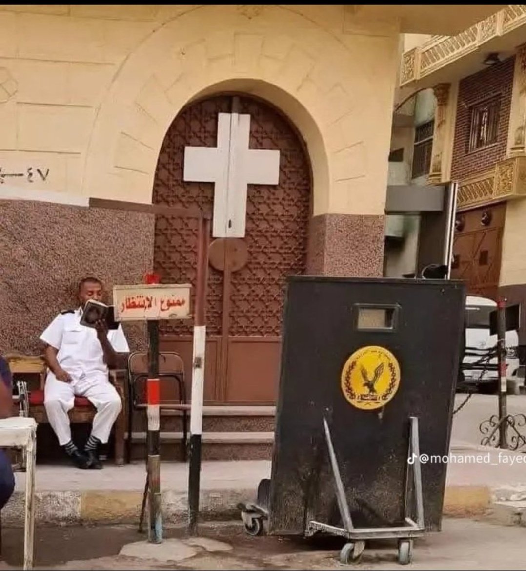 المنطقي أنه يجب حراسه وتأمين الأجهزة السياديه العليا مثل رئاسه الجمهوريه وحراسه الاجهزة السياديه الامنيه مثل جهاز الأمن الحربي والمخابرات العامه المصريه والأمن الوطنى والسفارات....الخ .
 لان حمايتها وتأمينها هو حمايه لكيان الدوله المصريه..لكن بسبب وجود خطاب تحريضي متطرف سائد في