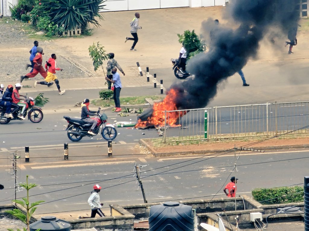 🇰🇪 Let’s choose peace, not chaos.
This is the current situation in Kenya — our streets are turning into battlegrounds. We urge all sides to seek dialogue and de-escalation. Violence will only hurt the very people we seek to uplift.
📍#KenyaProtests #PeaceForKenya
<a href="/CNN/">CNN</a> <a href="/BBCWorld/">BBC News (World)</a>
