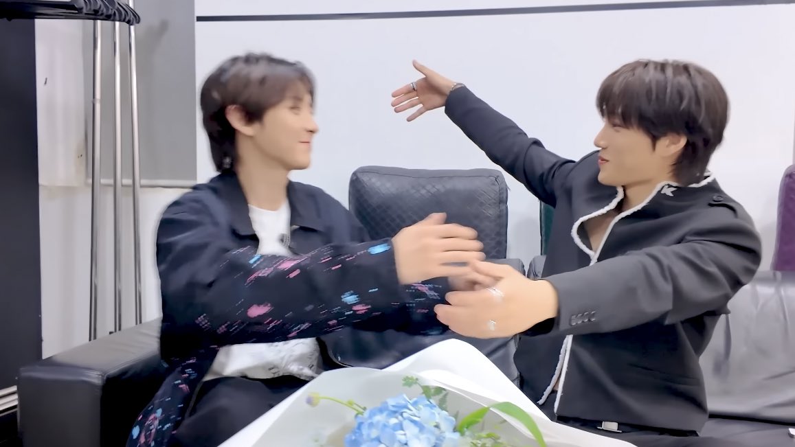 oshcuddles's tweet photo. THE WAY JONGIN OPENED HIS ARMS FOR A HUG AND CHANYEOL MAKING THEIR HUG SO TIGHT 😭🥹 https://t.co/5YLZPSXAkF