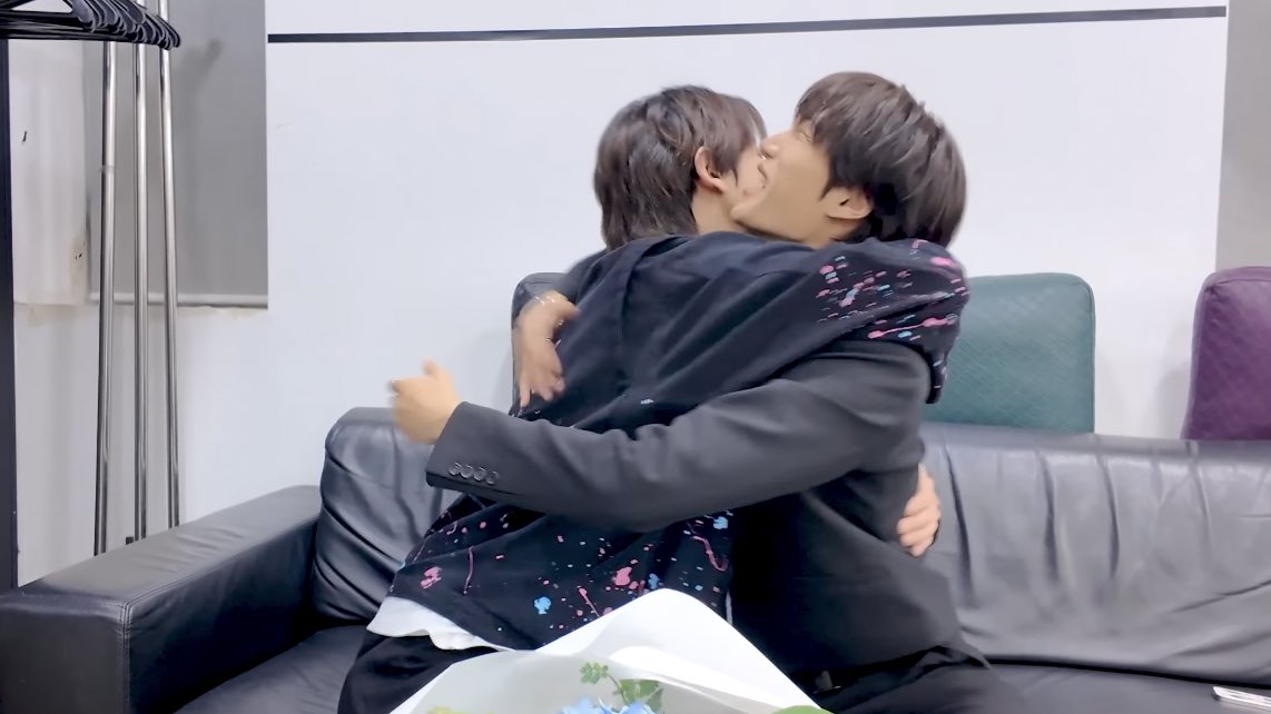 oshcuddles's tweet photo. THE WAY JONGIN OPENED HIS ARMS FOR A HUG AND CHANYEOL MAKING THEIR HUG SO TIGHT 😭🥹 https://t.co/5YLZPSXAkF