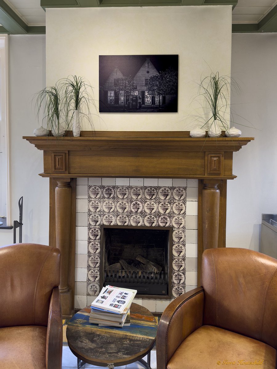 “Waar zou de foto van de <a href="/Grutte/">Douwe Sfinx</a> Moole bij nacht na de foto-expositie in het gemeentehuis van <a href="/Dalfsen/">Remco ten Brink</a> beter tot haar recht komen dan bij de Grutte Moole zelf?”