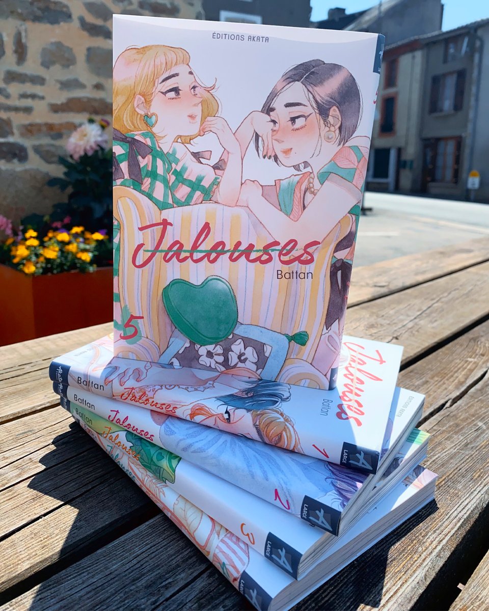 Le moment est arrivé, le cinquième et dernier tome de "Jalouses" a atterri dans nos bureaux... 📚 Qui d'entre vous est prêt à dire adieu aux personnages de Battan ? Pas nous, en tout cas... 😭 Rendez-vous le 10 juillet en librairies pour la conclusion tant attendue !