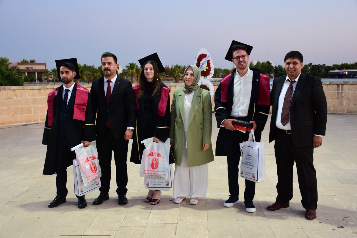 Fakültemiz Mezuniyet Törenine katılım sağlayan Merkez Konsey Başkanına, Şanlıurfa, Mardin ve Adıyaman Veteriner Hekimler Odası Başkanlarına, Bakanlık ve Belediye Kurum temsilcilerine,  kıymetli hocalarımıza ve misafirlerimize teşekkür ediyoruz. Mezunlarımıza başarılar diliyoruz.