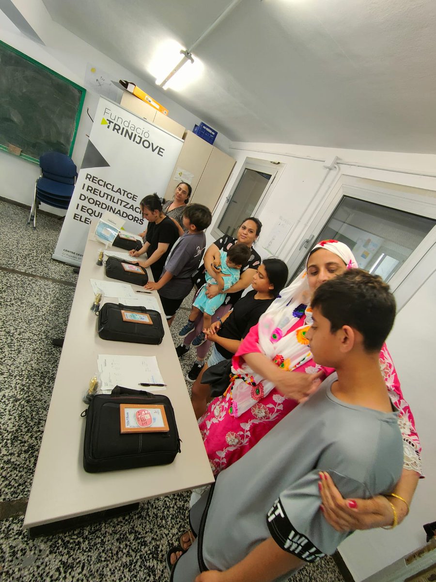 👧👦 CENTRE OBERT TRINIJOVE / El Centre Gestor de Residus Tecnològics ha fet donació de quatre portàtils a infants del Centre Obert que inicien l'ESO 🧑‍🎓💻

Els ordinadors provenen de Fira de Barcelona i han estat recuperats, revisats i posats a punt al projecte del CGRT ♻️🏫