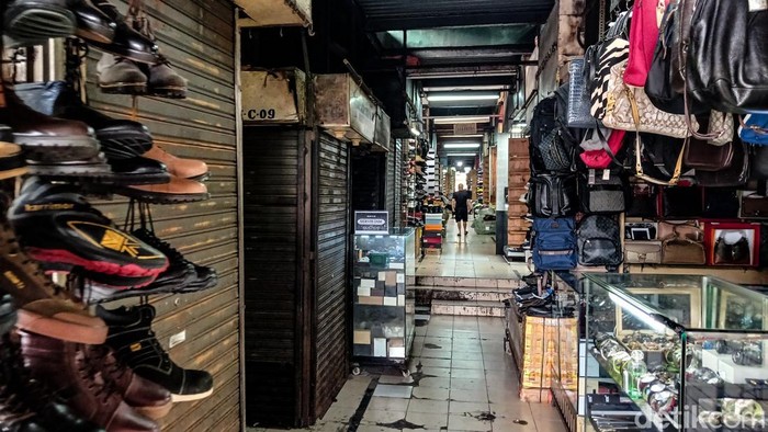 detikfinance's tweet photo. #Foto Pasar Taman Puring dulunya dikenal sebagai primadona jual-beli sepatu. Kini, kondisi pasar sepi parah.

>> https://t.co/x6nDA74chX

Foto: Andhika Prasetia/detikFinance

#detikfinance #TamanPuring #Sepi #JualBeli https://t.co/xSmrr6YG4Q