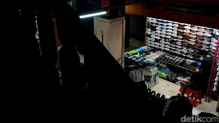 detikfinance's tweet photo. #Foto Pasar Taman Puring dulunya dikenal sebagai primadona jual-beli sepatu. Kini, kondisi pasar sepi parah.

>> https://t.co/x6nDA74chX

Foto: Andhika Prasetia/detikFinance

#detikfinance #TamanPuring #Sepi #JualBeli https://t.co/xSmrr6YG4Q
