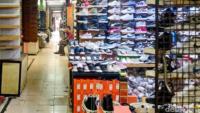 detikfinance's tweet photo. #Foto Pasar Taman Puring dulunya dikenal sebagai primadona jual-beli sepatu. Kini, kondisi pasar sepi parah.

>> https://t.co/x6nDA74chX

Foto: Andhika Prasetia/detikFinance

#detikfinance #TamanPuring #Sepi #JualBeli https://t.co/xSmrr6YG4Q