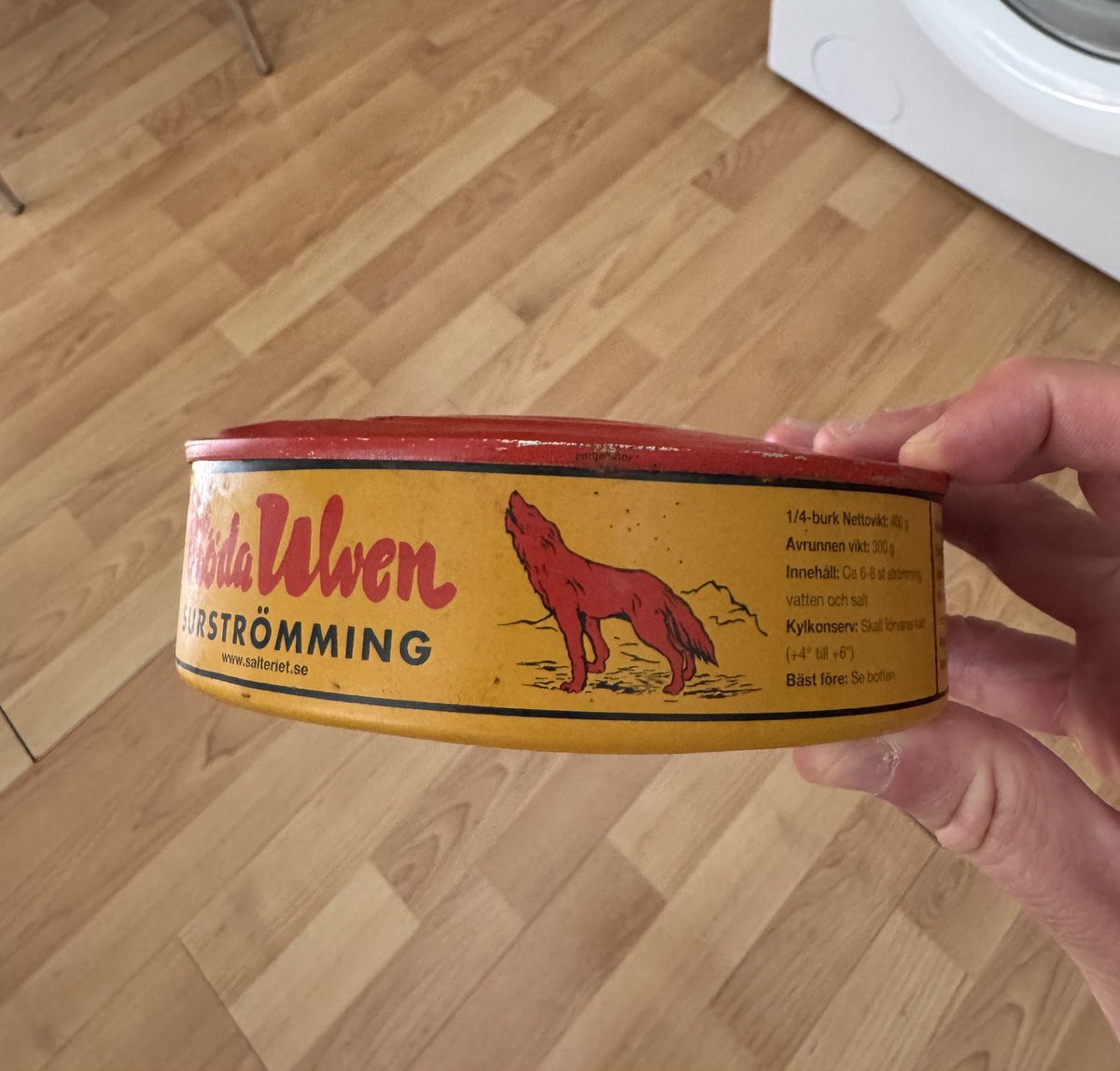 Минулого року я хотів творчо реалізуватись і записати відео для ютубу про історію створення сюрстрьомінгу і про правильне його споживання. Але засмущався, перегорів і тепер вже рік у нас в холодильнику лежить ця банка. 
Жінка іноді питає: ти чекаєш поки вона пізданьот, падла??!