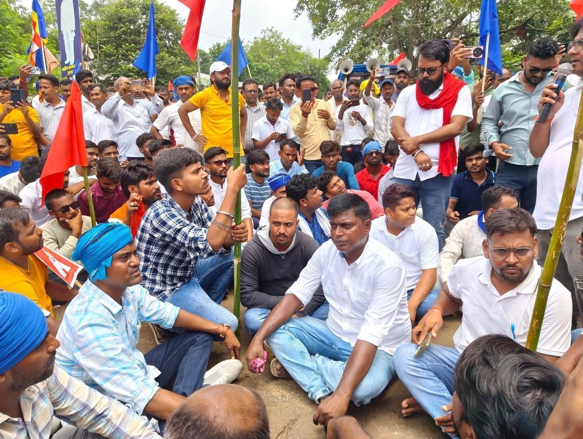 गिरिडीह (झारखंड) जिले के बगोदर प्रखंड के कुसमरजा गांव में बाबा साहब भीमराव अंबेडकर जी की प्रतिमा को खंडित और अपमानित करने वाले अपराधियों की गिरफ्तारी की मांग को लेकर सरिया थाना का आरवाईए ने किया घेराव।

बाबा साहब का अपमान नहीं सहेगा हिंदुस्तान!