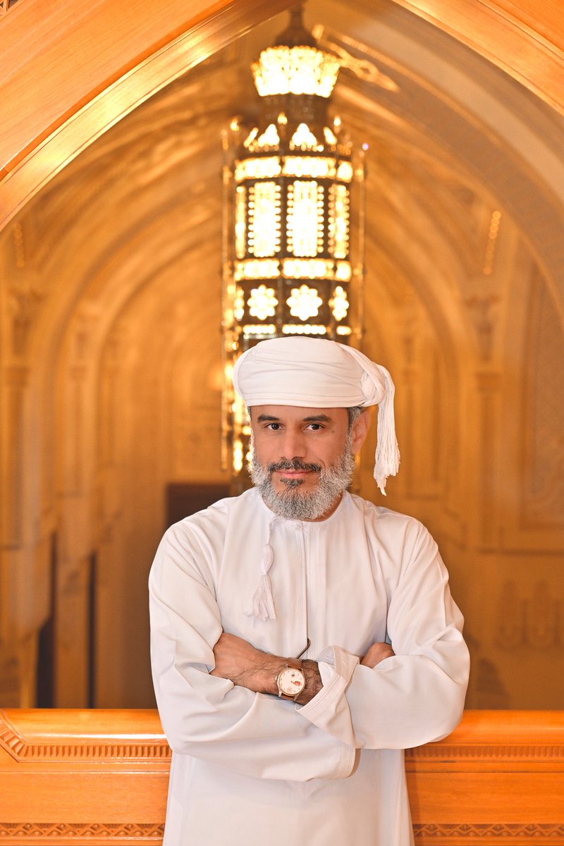 بحر

غريب بحرفي مبحر ووحيدُ
أجول وبحري وافر ومديدُ

وكم تشتهيني الريح في الماء كلما
رفعت شراعي تنتشي وتزيدُ

ويبحر فيّ العمرُ مثل قصيدة
وكم تسهل الأعمار وهْي قصيدُ

ووحيًا فوحيًا ألبس الدهر دفترا
وتقرأني الأيام وهْي شهودُ

أنا لحن حزن، في الحنايا عزفتني
ولي أمل في المقلتين نشيدُ