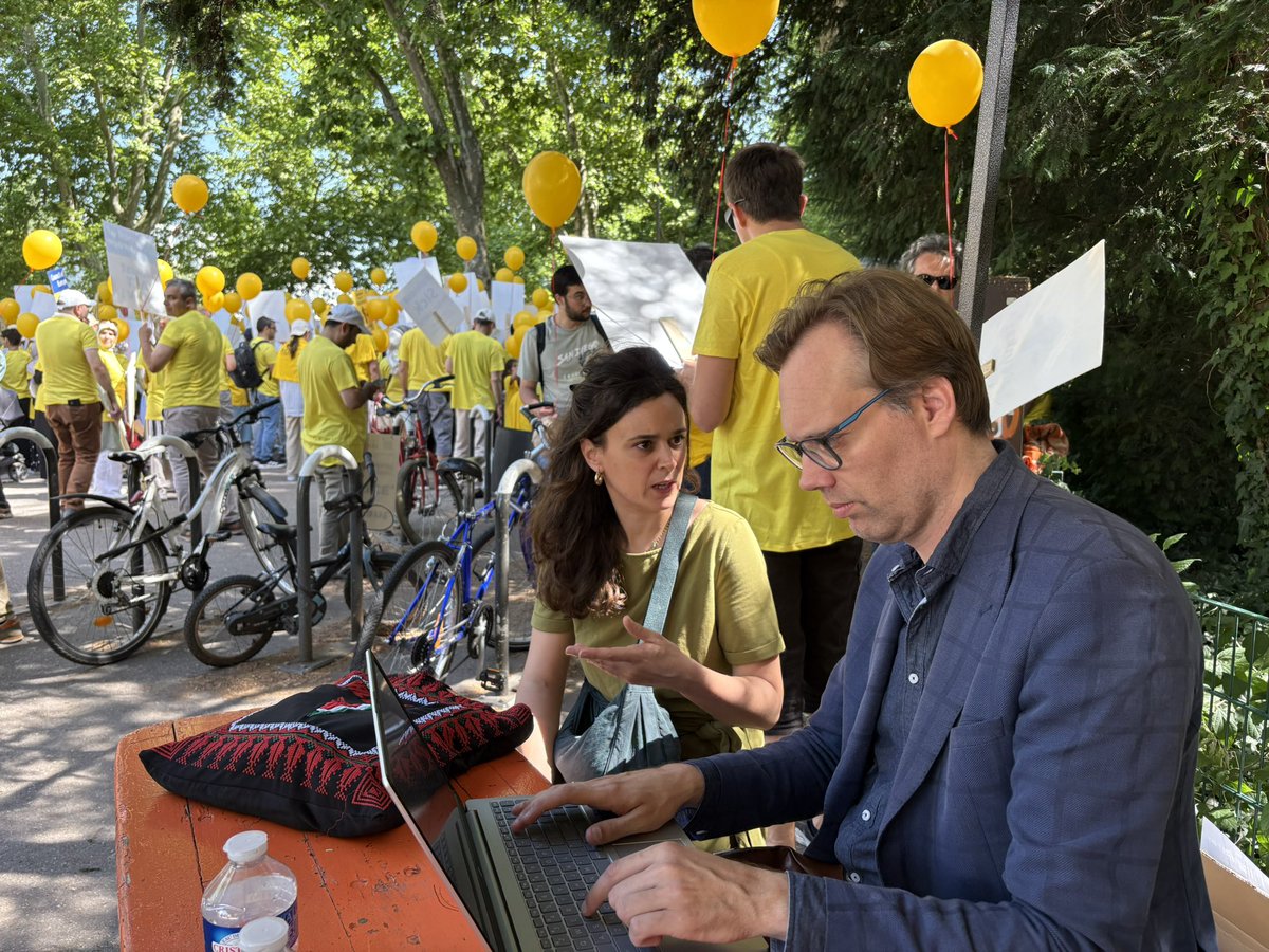 Hollandalı gazeteci Ewout Klei ve Paris Barosu İnsan Hakları Avukatı Anais Lefort, 4. Strasbourg Adalet Buluşmasını takip etmek için geldi. KHK’lıları yalnız bırakmadı. Allahım tüm dünyaya duyur sesimizi. Sen Ol dersen olur.

#StrasbourgMeetingForJustice
#StrazburgAdaletBuluşması