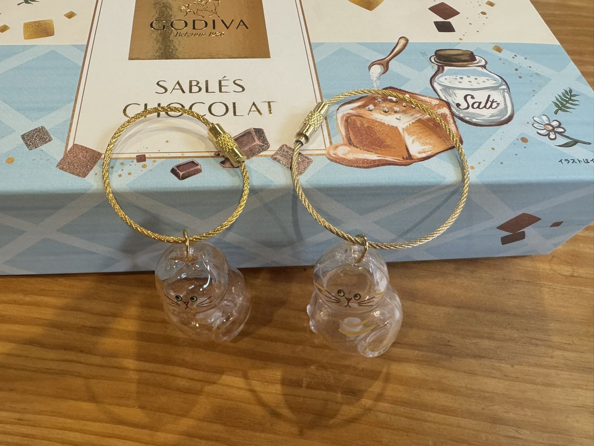 tamada145's tweet photo. 比べるために偽物も購入してみたの巻〜茶トラ〜
刻印入りの本物は左。

右は
・目の色、模様の色が違う
・形がそもそも違う
・合わせ部分の継ぎ目が目立つ
・毛玉を入れる口が飛び出してる
・金具がでかい
・人の髪の毛が混入してる

偽物は「ひとん家の毛いれもの」ですわ！

#うちの子のけだまだま https://t.co/wyMi42HwPe
