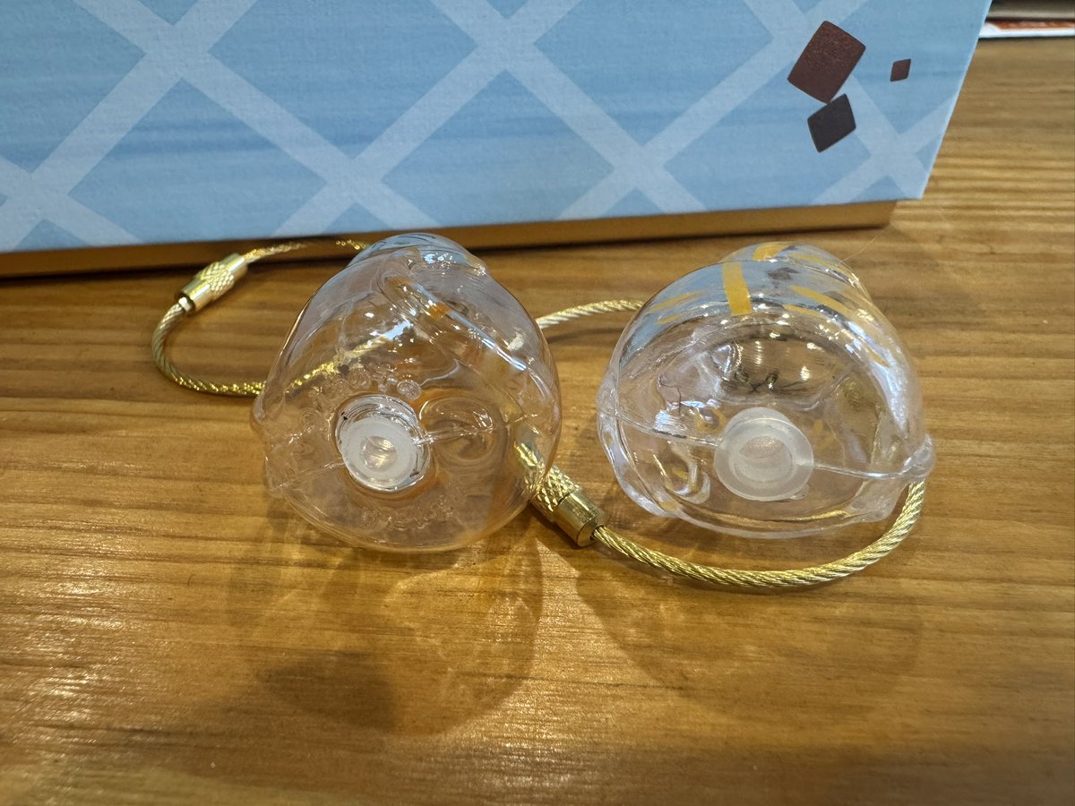 tamada145's tweet photo. 比べるために偽物も購入してみたの巻〜茶トラ〜
刻印入りの本物は左。

右は
・目の色、模様の色が違う
・形がそもそも違う
・合わせ部分の継ぎ目が目立つ
・毛玉を入れる口が飛び出してる
・金具がでかい
・人の髪の毛が混入してる

偽物は「ひとん家の毛いれもの」ですわ！

#うちの子のけだまだま https://t.co/wyMi42HwPe