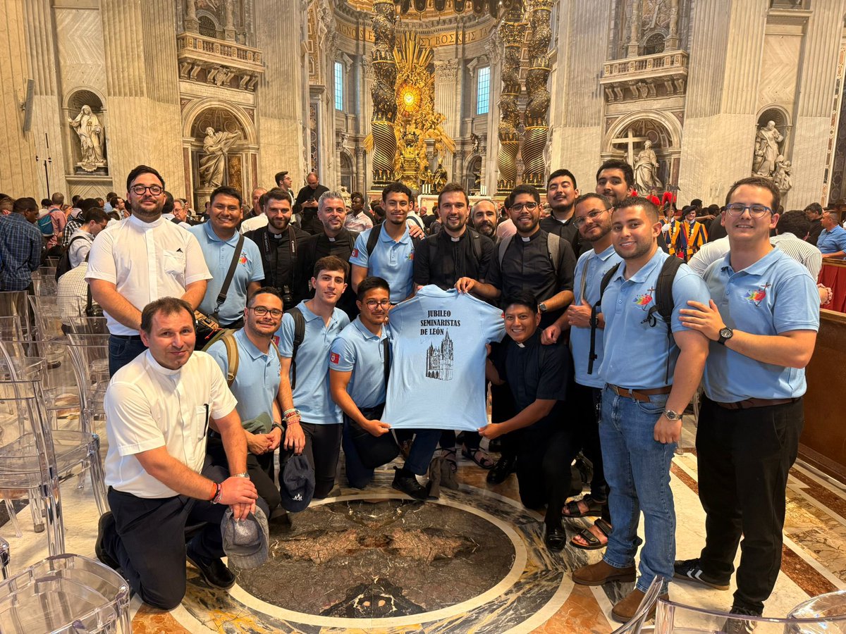 IglesiaEnLeon's tweet photo. 👉🏼 Acompañamos con nuestra 🙏🏼 #oración a nuestros ✝️ #seminaristas y formadores de los 🛐 #Seminarios Mayor 'San Froilán' y Redemptoris Mater 'Virgen del Camino' que se encuentran en Roma participando en su Jubileo con motivo del 👣💚 #AñoJubilar 'Peregrinos de esperanza’. https://t.co/gDdBFSJCzx