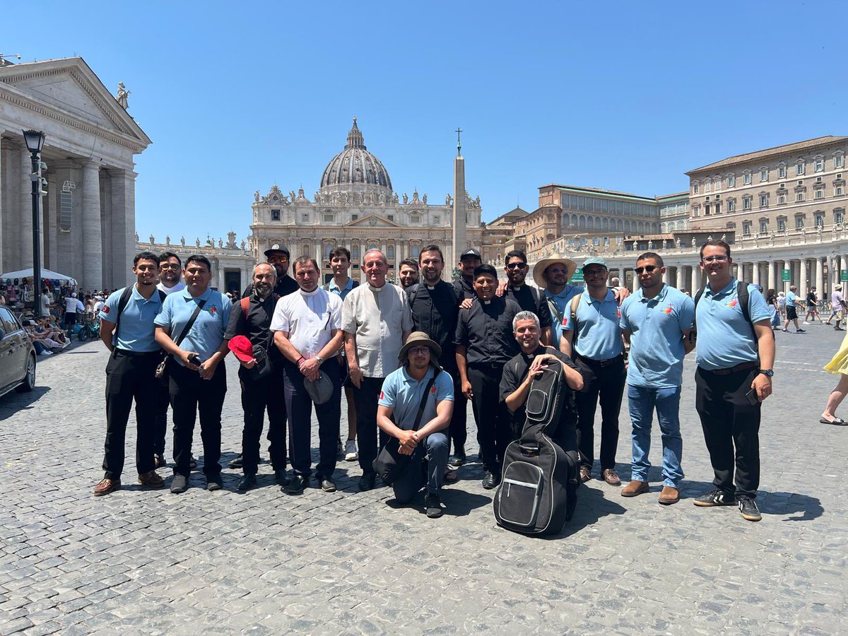 👉🏼 Acompañamos con nuestra 🙏🏼 #oración a nuestros ✝️ #seminaristas y formadores de los 🛐 #Seminarios Mayor 'San Froilán' y Redemptoris Mater 'Virgen del Camino' que se encuentran en Roma participando en su Jubileo con motivo del 👣💚 #AñoJubilar 'Peregrinos de esperanza’.