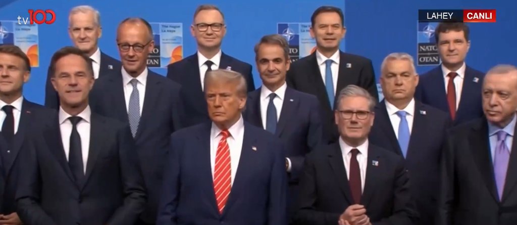 Sn.<a href="/asaydam/">Ali Saydam</a> bu fotoğrafta en DİKKAT çeken 
ayrıntı Trump'ın İLK DEFA ceketinin düğmelerini
İLİKLEMESİ.!

Daha önce hiçbir ikili görüşmelerinde veya 
toplu fotoğraflarında önünü iliklemezdi!.

<a href="/EbruBaki/">Ebru Baki</a> ile #ParaManşet <a href="/tv100/">TV100</a>