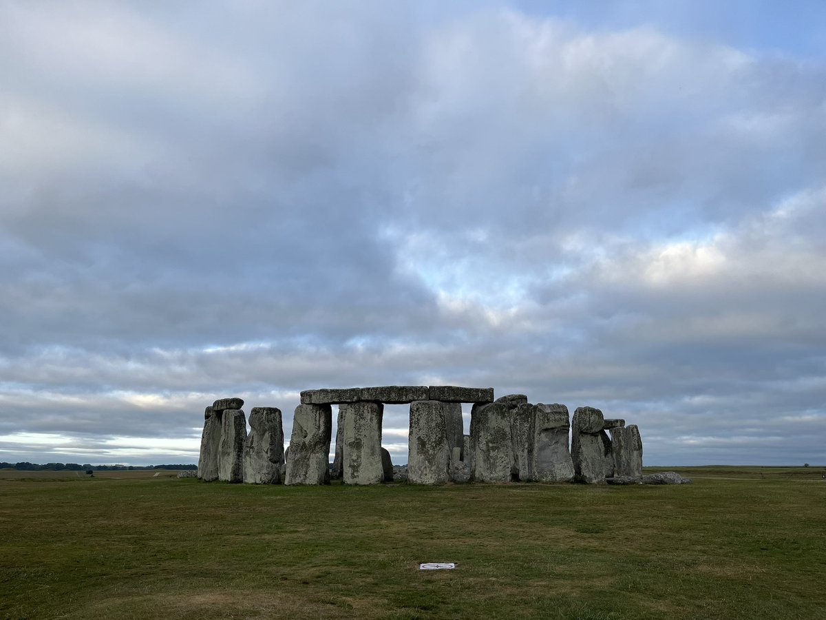 TracyBorman's tweet image. A spine-tingling experience being amongst the stones at dawn, before anyone else was there 🤩🤩🤩 @EH_Stonehenge @LionTelevision @channel5_tv #stonehenge