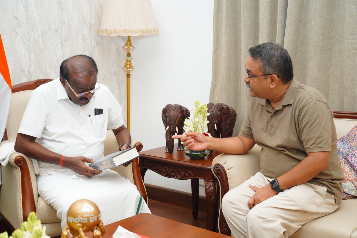 ಗೌರವಾನ್ವಿತ ಮಾಜಿ ಪ್ರಧಾನಮಂತ್ರಿಗಳಾದ ಶ್ರೀ <a href="/H_D_Devegowda/">H D Devegowda</a> ಅವರ ಕುರಿತಾಗಿ Furrows in a Field: The Unexplored Life of H.D. Deve Gowda ಬೃಹತ್ ಗ್ರಂಥದ ಕರ್ತೃ ಶ್ರೀ ಸುಗತ ಶ್ರೀನಿವಾಸರಾಜು ಅವರು ರಚಿಸಿರುವ ಮತ್ತೊಂದು ಮಹತ್ವದ ಗ್ರಂಥ The Conscience Network ಪ್ರತಿಯನ್ನು ನನಗೆ ಪ್ರೀತಿಪೂರ್ವಕವಾಗಿ ನೀಡಿದರು. ತುರ್ತು