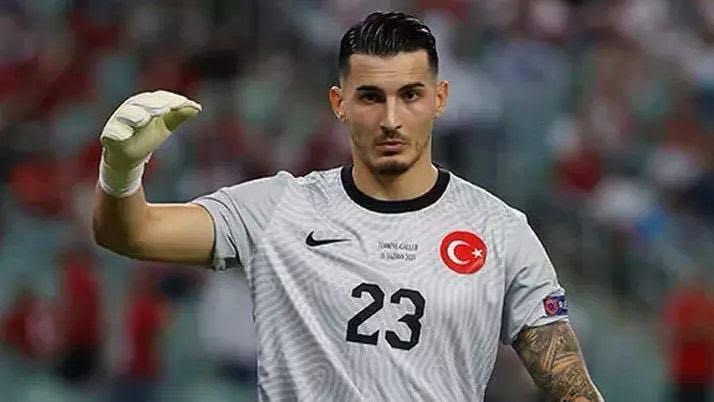 Kamuoyunda oldukça yanlış bir bilgi dolaşıyor. Sanki Fenerbahçe, sözleşmesi devam eden bir oyuncuya kulübünden izinsiz teklif yapıp ayartıyormuş gibi…

Ben doğrusunu, doğru kaynaklardan aldığım bilgilerle sizlere anlatayım:

📌 Sezon bittiğinde Uğurcan Çakır, Trabzonspor Kulübü